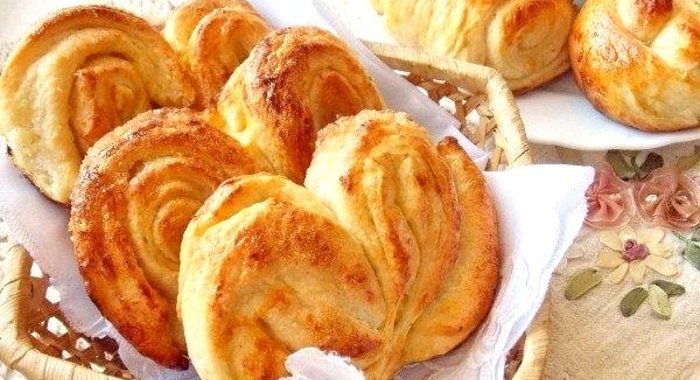 Мягкие плюшки с сахаром
