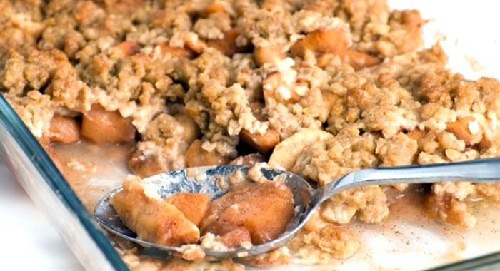 Персиковый крамбл с фундуком и изюмом