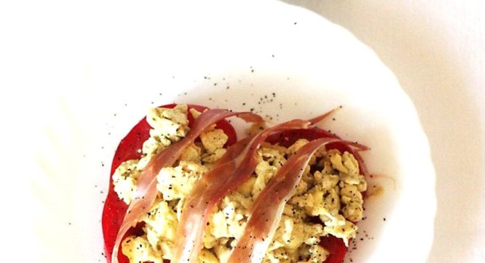 Яичница-болтунья с песто и прошутто