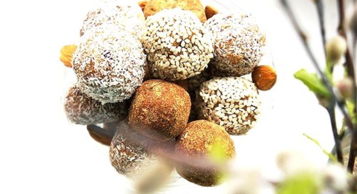Миндальные шарики с финиками и имбирем