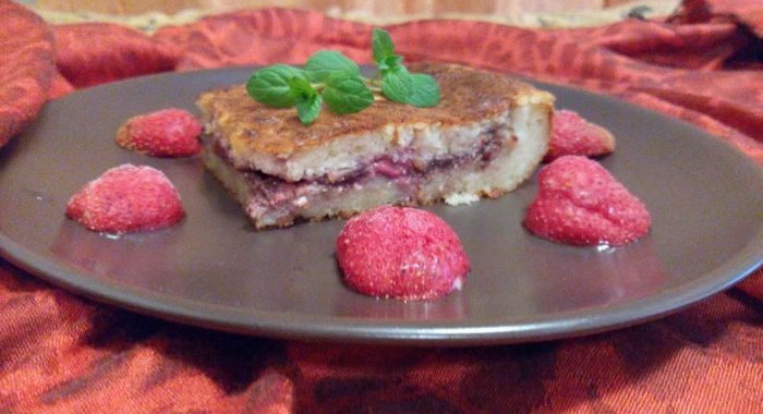 Творожный пирог с клубникой и яблоками