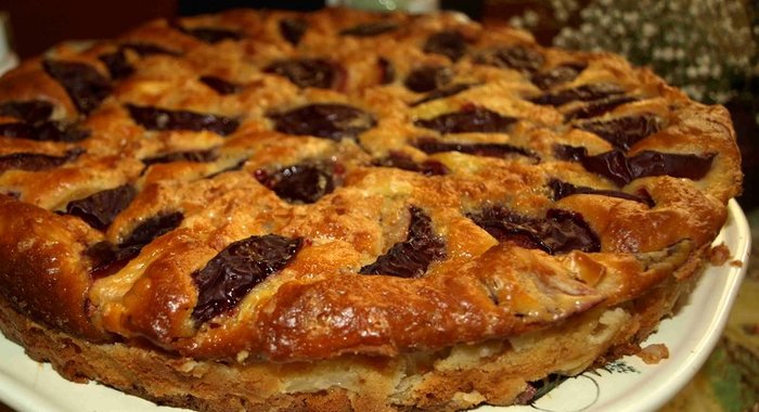 Сливовый пирог с яблоками