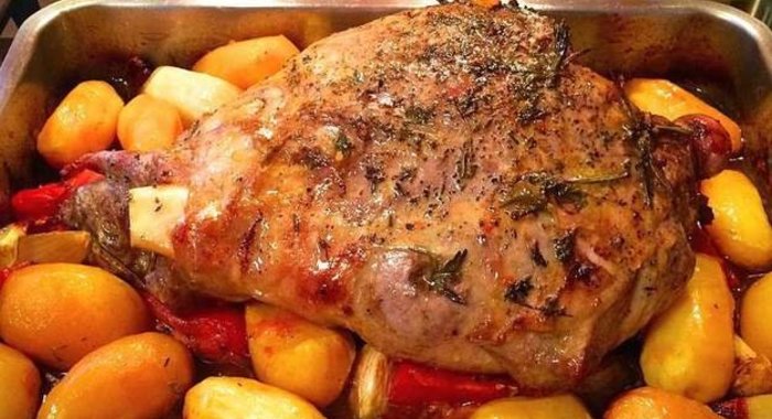 Баранья нога, запеченная с картофелем