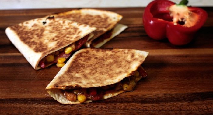 Кесадилья с колбасой и овощами