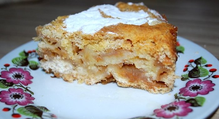 Пирог с яблоками и манкой