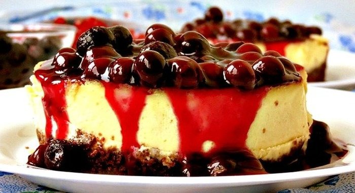 Мини-чизкейки с черничным соусом