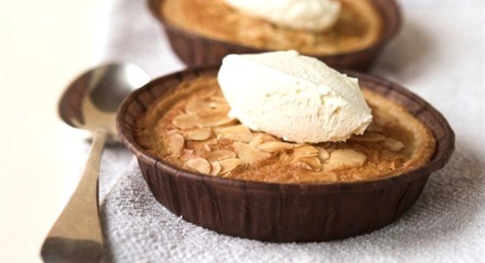 Яблочный пирог со штрейзелем из орехов пекан с ванильным кремом маскарпоне