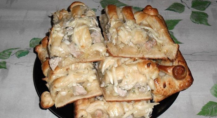 Мясной пирог из слоеного теста