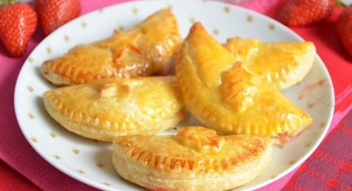 Слойки с ревенем и клубникой