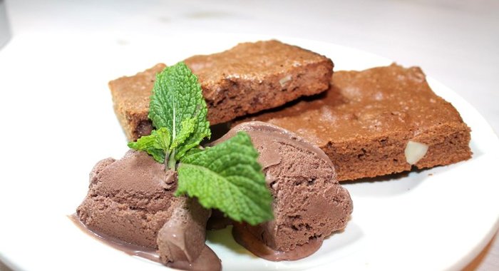 Брауни с миндалем и фундуком