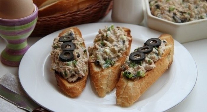 Брандада из тунца, маслин и оливок