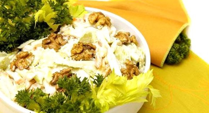 Салат из сельдерея с ореховым соусом