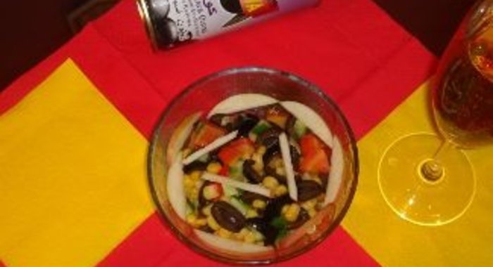 Испанский салат с маслинами и кукурузой (La ensalada espanola con las aceitunas y el maiz)