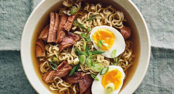 Суп со свининой и яичной лапшой