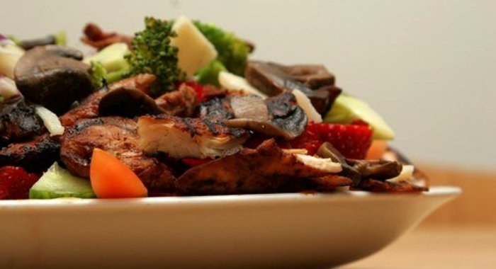 Салат из брокколи и помидоров с маринованной курицей и грибами шиитаке