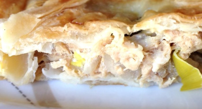 Слоеный пирог с тунцом, луком-пореем и солеными огурцами