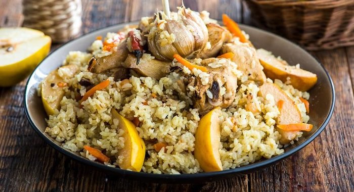 Плов с курицей и айвой