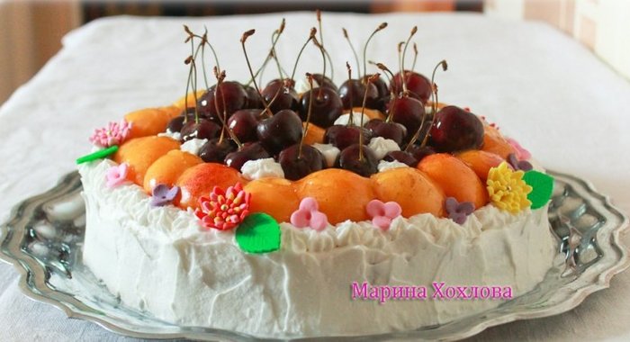 Пирог с летними фруктами и взбитыми сливками