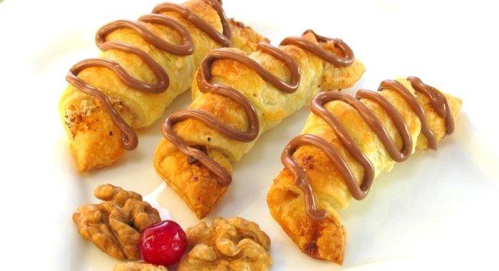 Слоеные рогалики с орехами