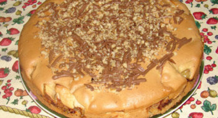 Пирог с яблоками, шоколадом и грецким орехом