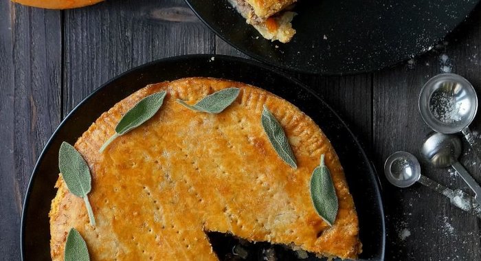 Пирог из сырного теста с говядиной и тыквой