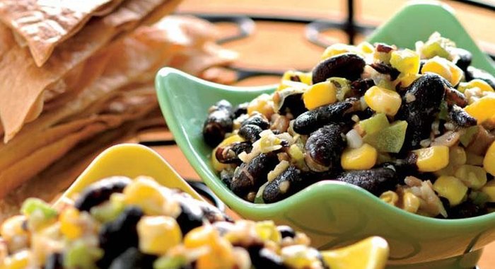 Закуска из черной фасоли с кукурузой и нопале