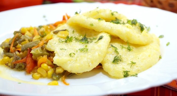 Кукурузная полента с овощами