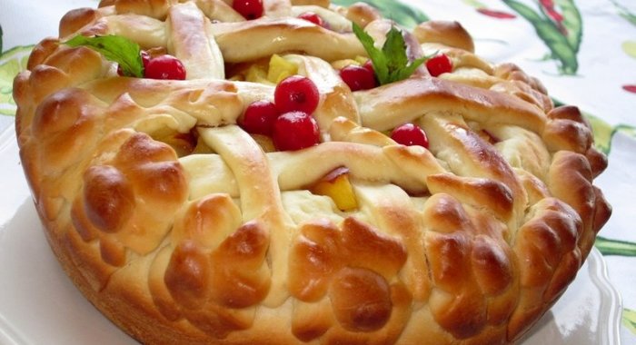 Пирог со сливами, персиками и нектаринами