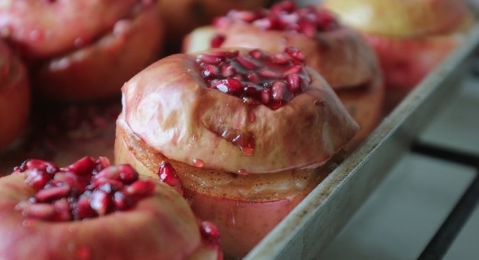 Печеные яблоки с анисом и гранатом