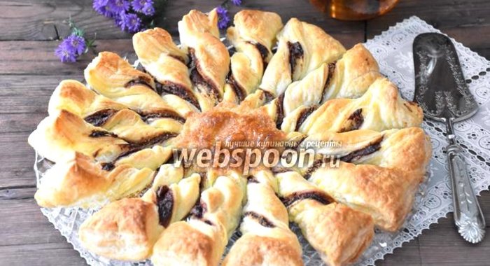 Пирог «Подсолнух» из слоёного теста с шоколадной пастой и кокосом