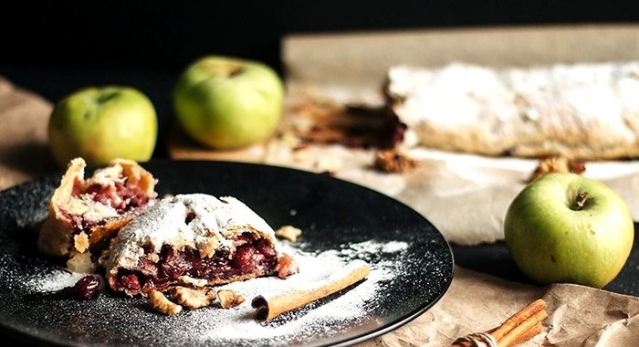 Вишневый штрудель из готового теста