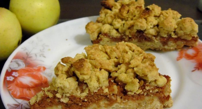 Тертый пирог с айвовым вареньем