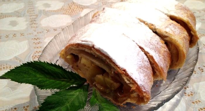 Слоеный штрудель с яблоками