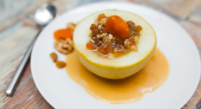 Запеченное яблоко, фаршированное сухофруктами