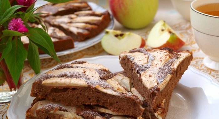 Быстрый яблочный пирог с какао