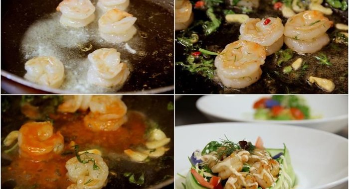 Закуска из креветок, зеленого салата и помидоров в кольце из огурца