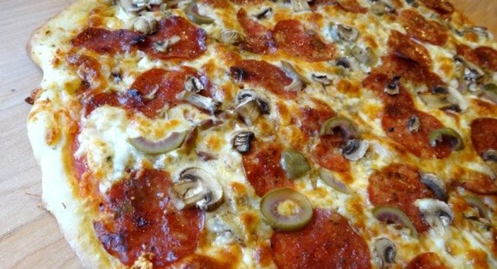 Пицца с колбасой и грибами