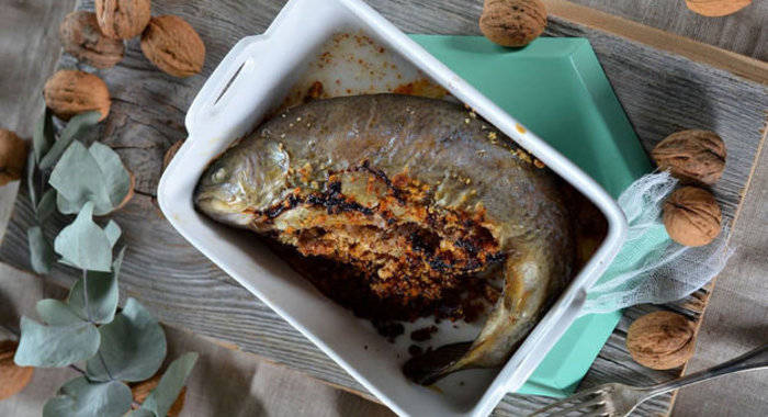 Форель, фаршированная грецкими орехами