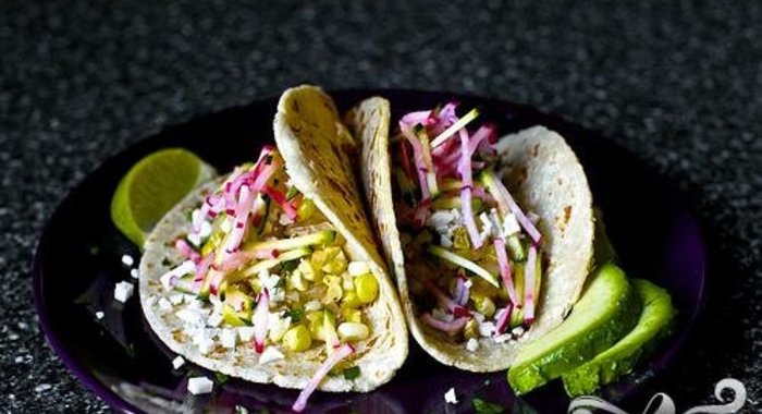 Такос с кукурузой, редисом и цуккини