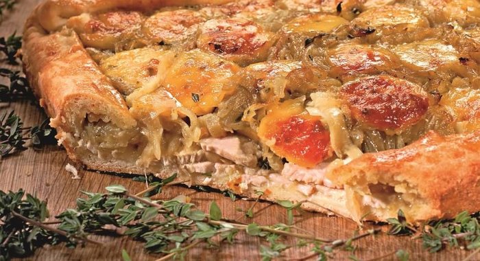 Луковый пирог с сыром