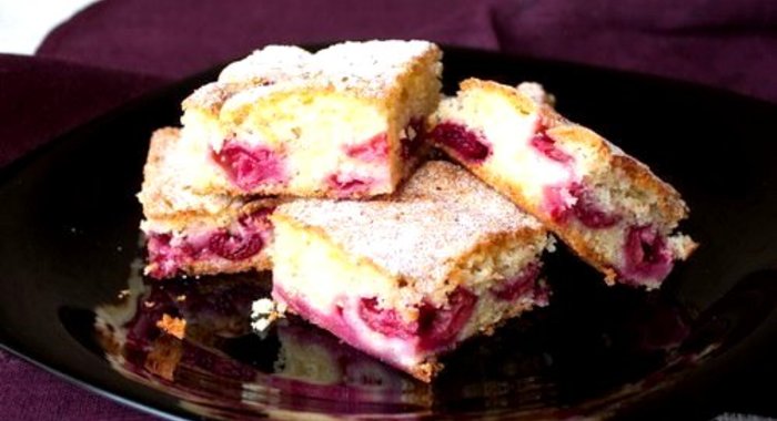 Нарезной вишневый пирог