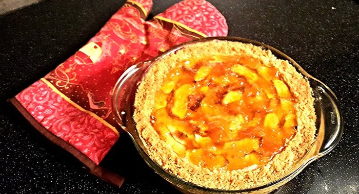 Яблочный пирог с абрикосовым джемом на корже из печенья