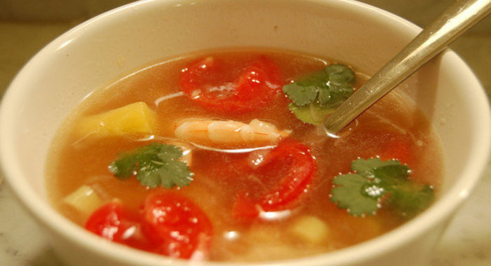 Вьетнамский суп с креветками и ананасом