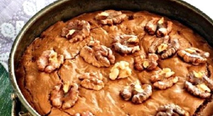 Шоколадный пирог с грецкими орехами
