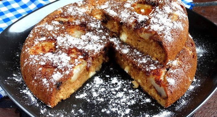 Бисквитный пирог с грушами и шоколадом