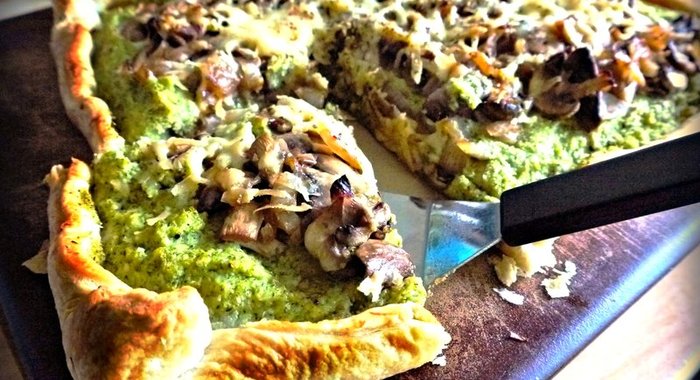 Пирог с брокколи и вешенками