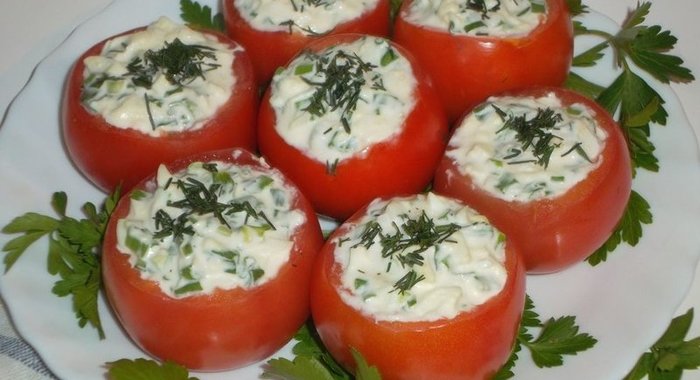 Помидоры, фаршированные яйцом и луком