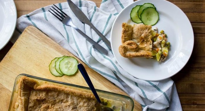 Ленивый пирог с куриной подливой