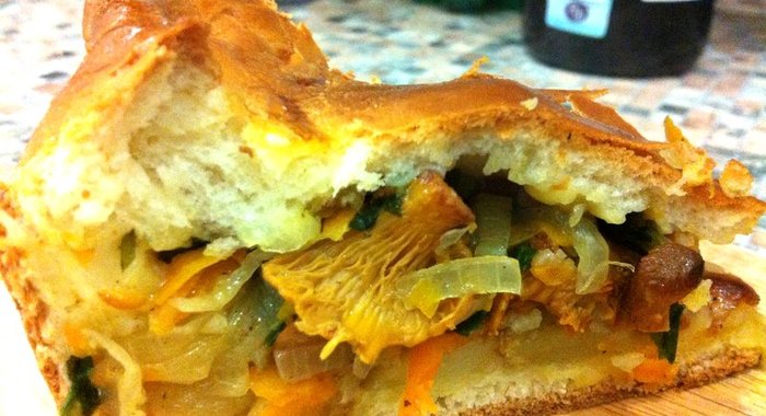 Дрожжевой пирог с лисичками и картофелем