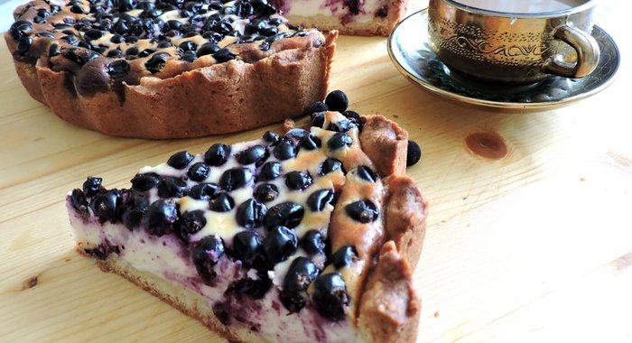 Пирог с творогом и смородиной